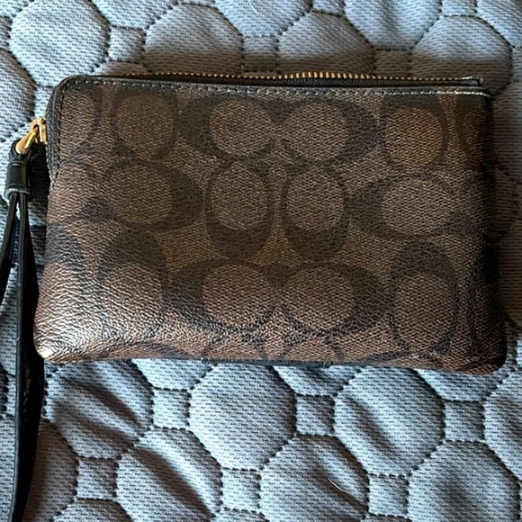 EUC Coach wristlet - Picture 2 of 3
